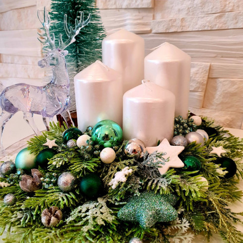 Adventný veniec na drevenom podklade, bielo zelený 25 cm