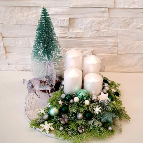 Adventný veniec na drevenom podklade, bielo zelený 25 cm