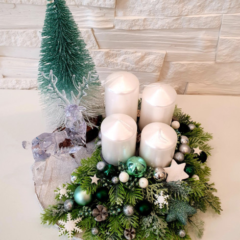 Adventný veniec na drevenom podklade, bielo zelený 25 cm