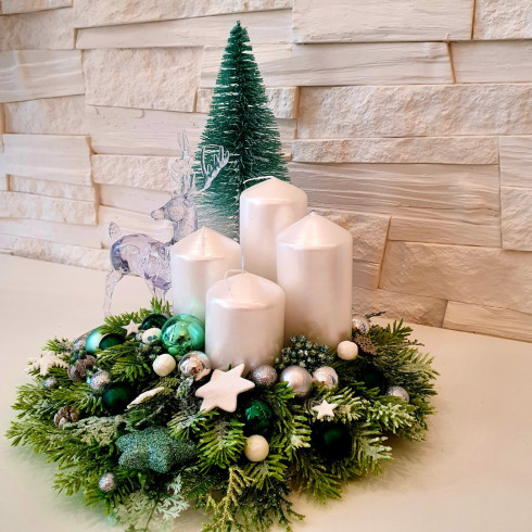 Adventný veniec na drevenom podklade, bielo zelený 25 cm