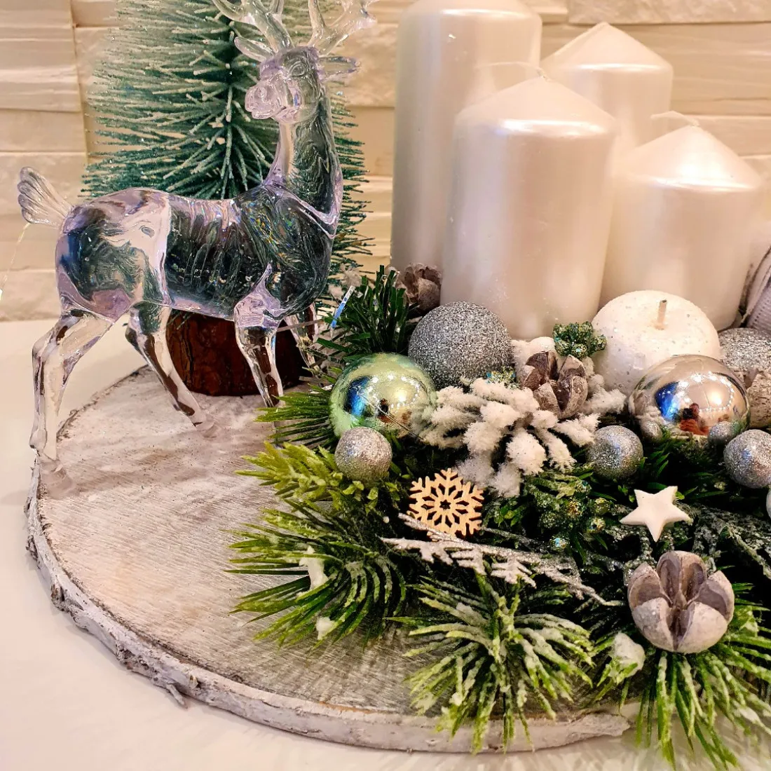 Adventní věnec na dřevěném podkladu, bílý 25 cm