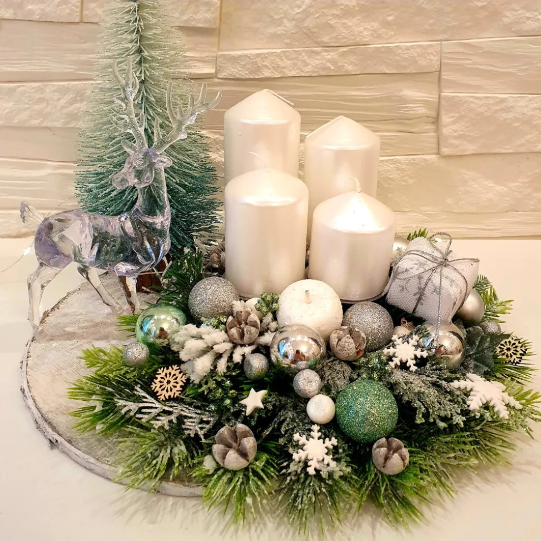 Adventní věnec na dřevěném podkladu, bílý 25 cm