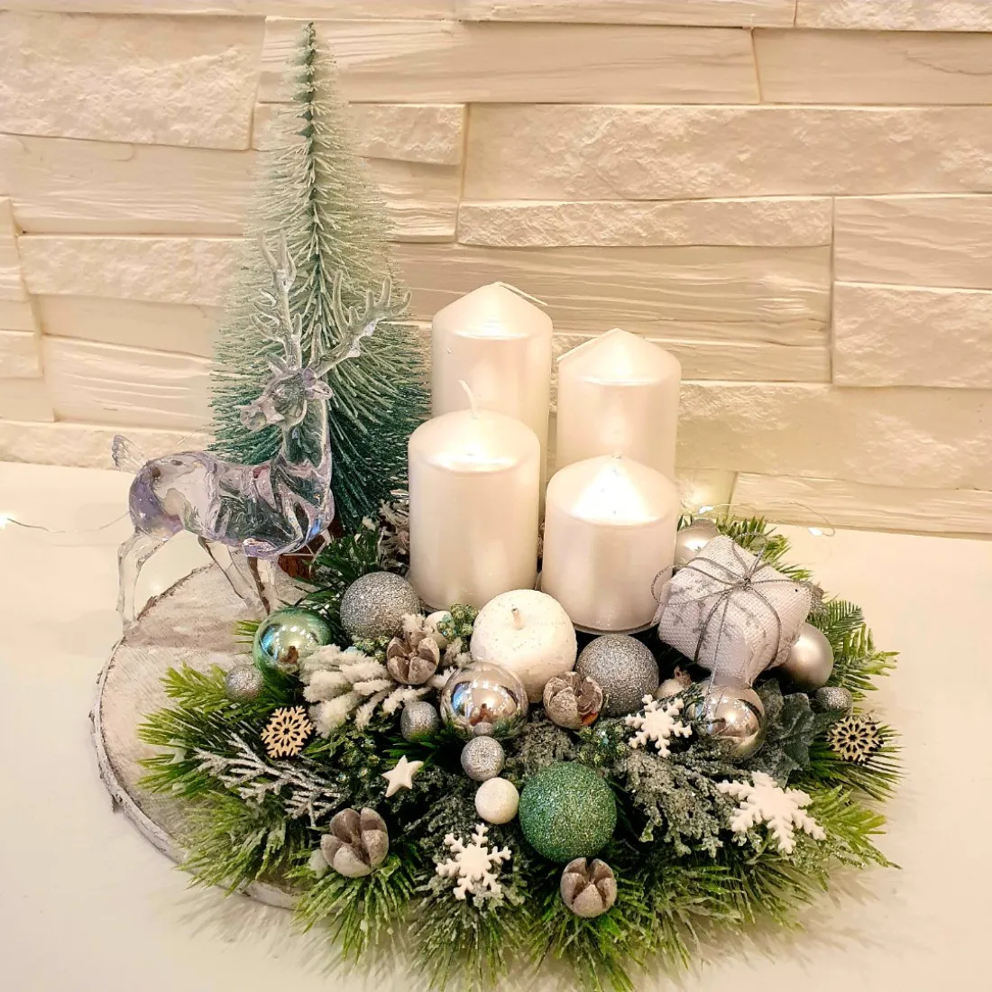 Adventní věnec na dřevěném podkladu, bílý 25 cm