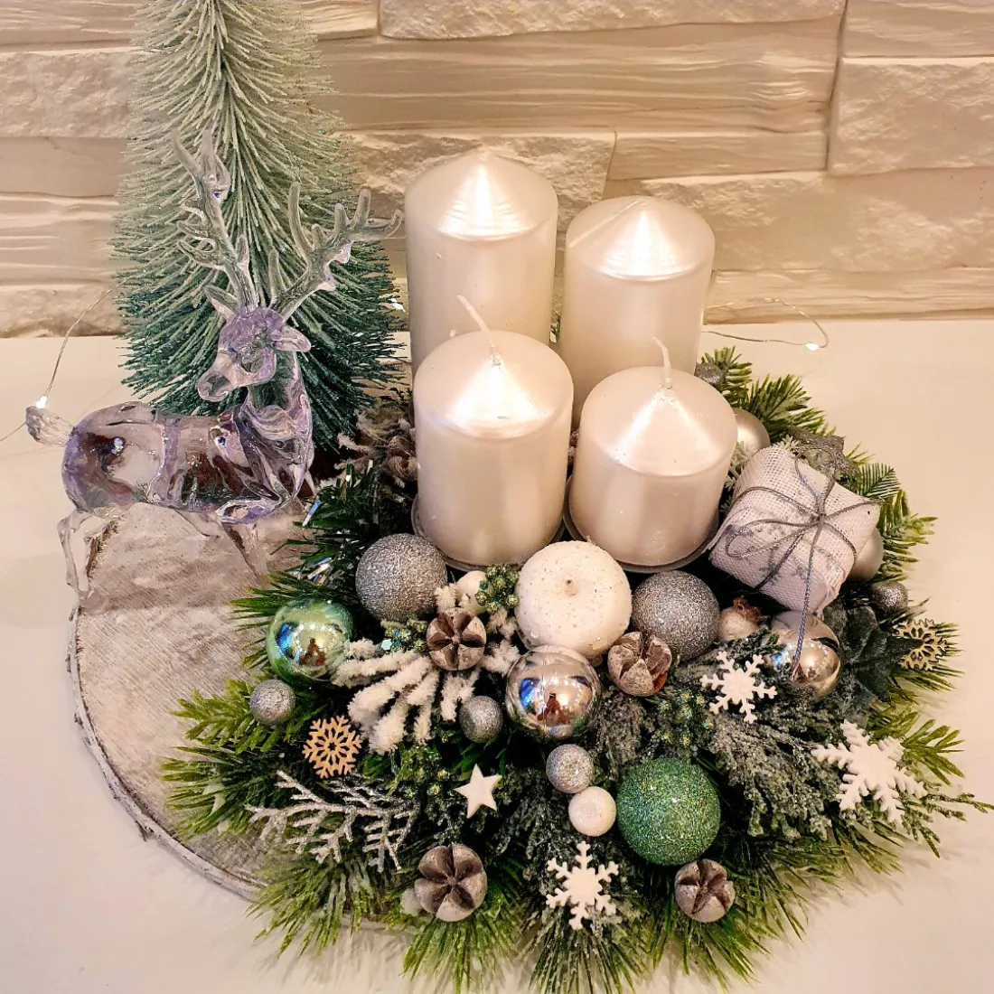 Adventní věnec na dřevěném podkladu, bílý 25 cm