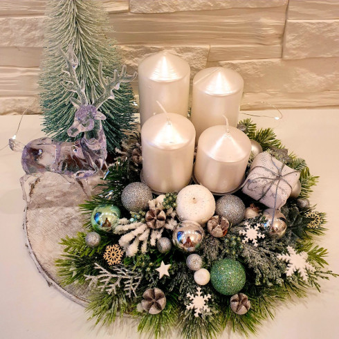 Adventný veniec na drevenom podklade, biely 25 cm