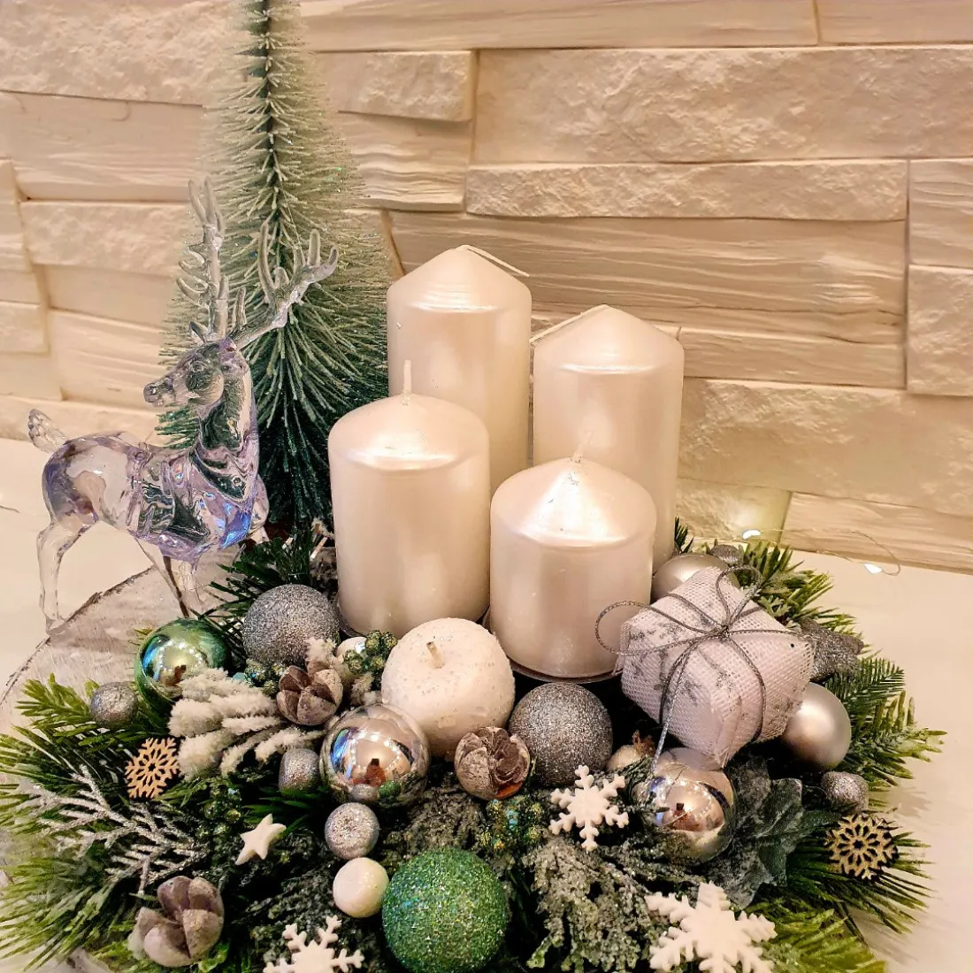 Adventní věnec na dřevěném podkladu, bílý 25 cm