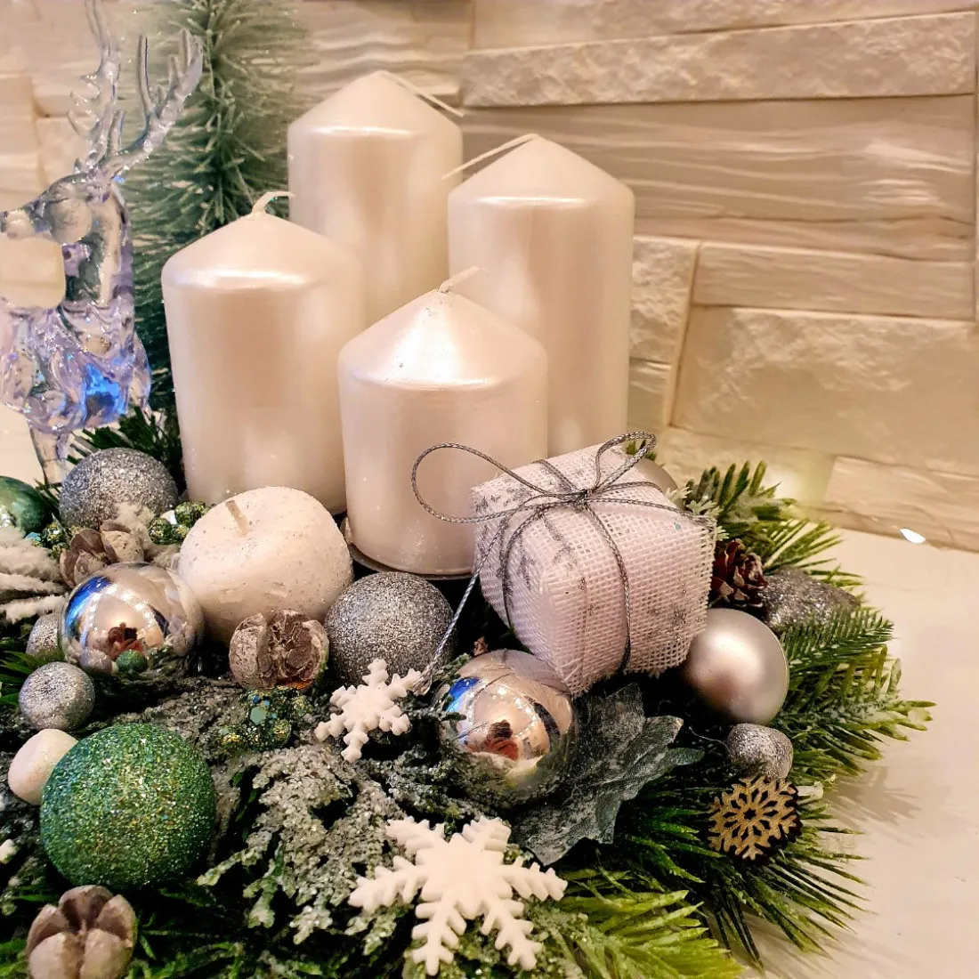 Adventní věnec na dřevěném podkladu, bílý 25 cm