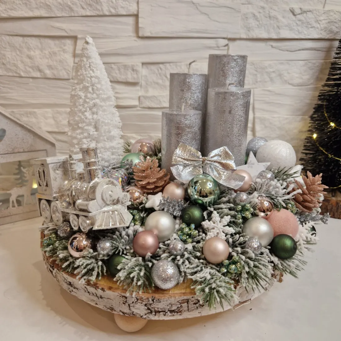 Adventný veniec na drevenom podklade - strieborný 30 cm