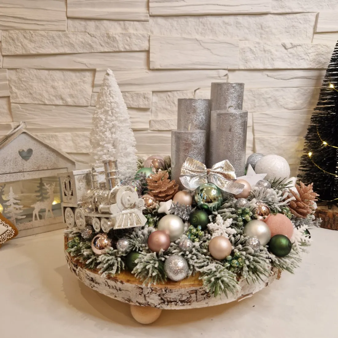 Adventný veniec na drevenom podklade - strieborný 30 cm