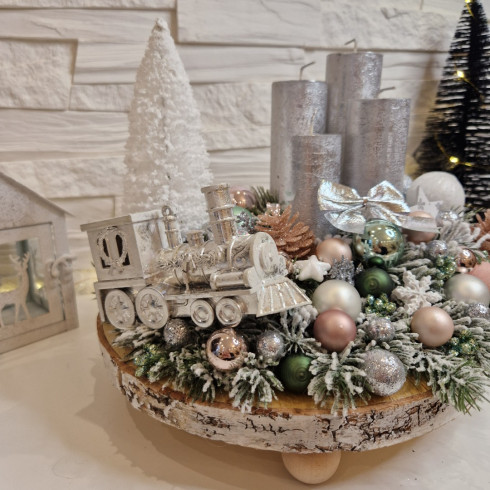 Adventní věnec na dřevěném podkladu - stříbrný 30 cm