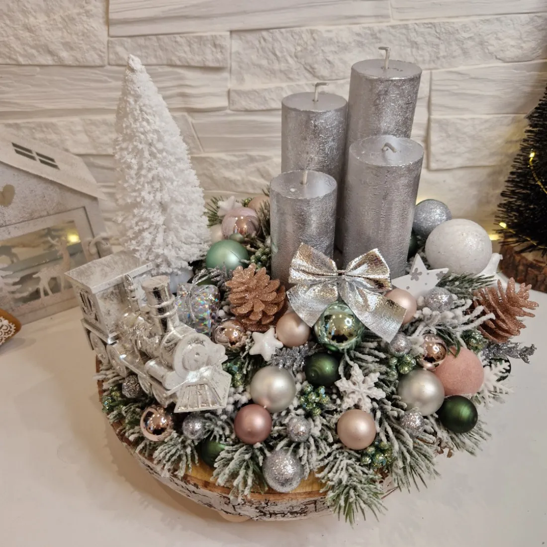 Adventný veniec na drevenom podklade - strieborný 30 cm