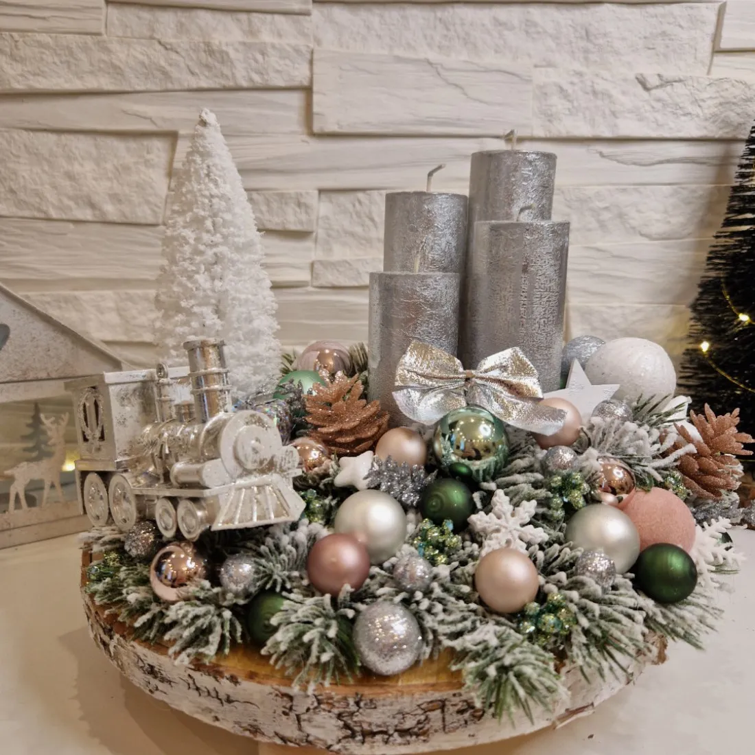 Adventný veniec na drevenom podklade - strieborný 30 cm