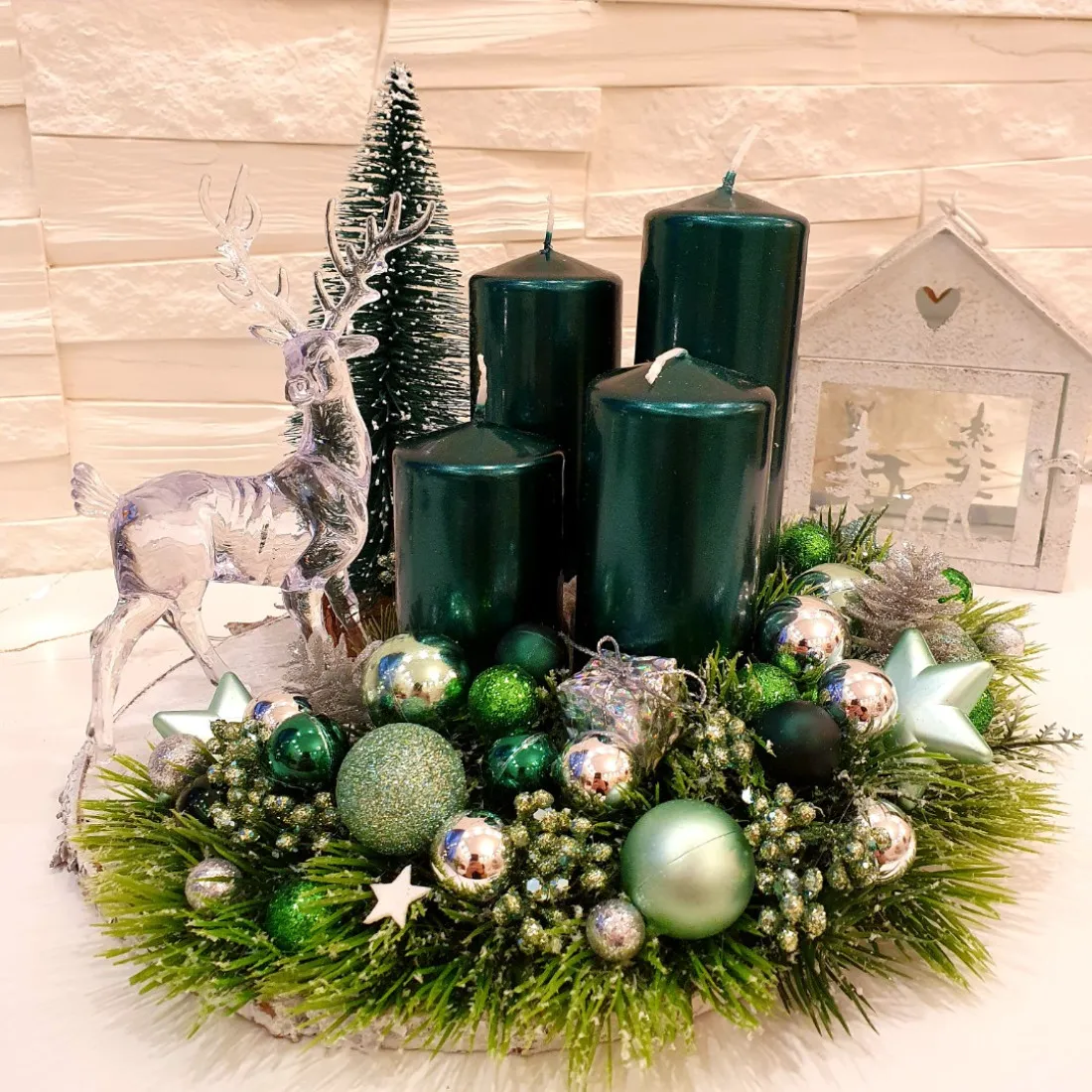 Adventný veniec na drevenom podklade, zelený 25 cm