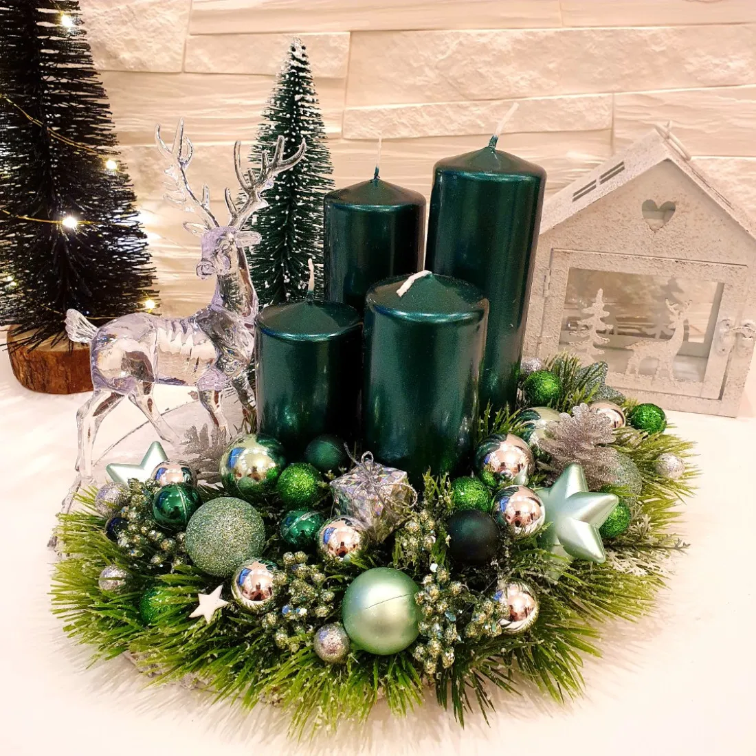 Adventný veniec na drevenom podklade, zelený 25 cm