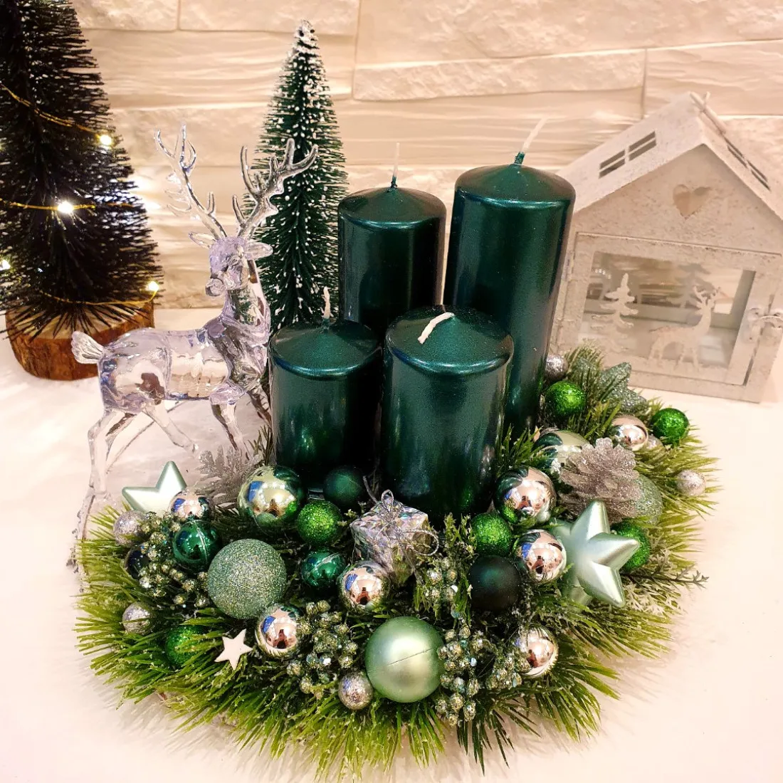 Adventný veniec na drevenom podklade, zelený 25 cm