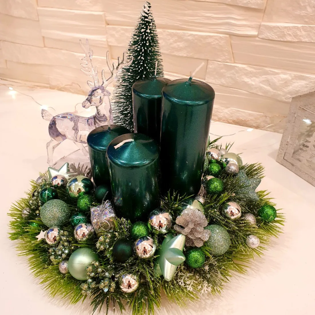 Adventný veniec na drevenom podklade, zelený 25 cm