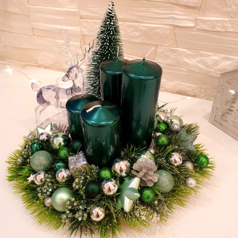 Adventní věnec na dřevěném podkladu, zelený 25 cm