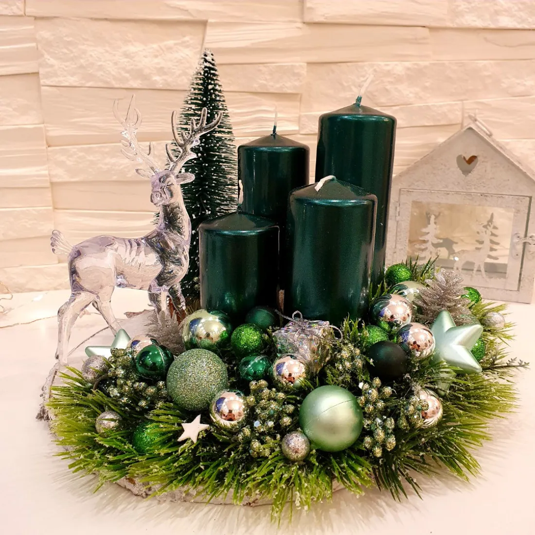 Adventný veniec na drevenom podklade, zelený 25 cm