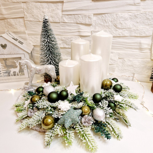 Adventný veniec na drevenom podklade - zelený 27 cm