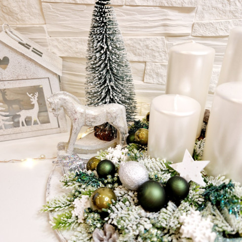 Adventný veniec na drevenom podklade - zelený 27 cm