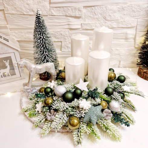 Adventný veniec na drevenom podklade - zelený 27 cm