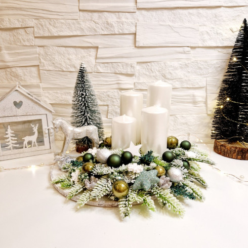 Adventný veniec na drevenom podklade - zelený 27 cm