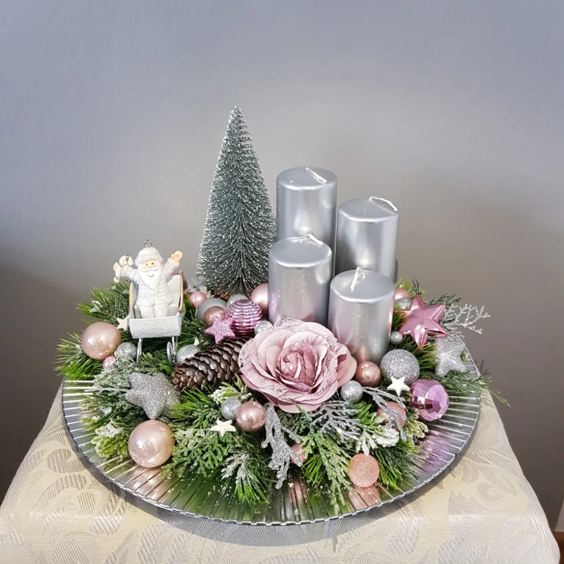 Adventní věnec na podnosu - stříbrno růžový, 31 cm