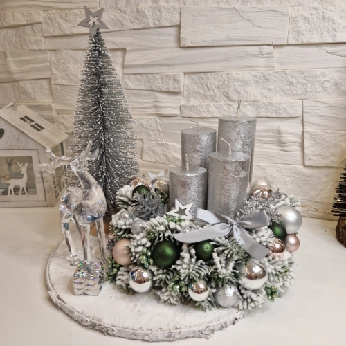 Adventný veniec s čírym sobom a LED stromčekom, strieborný  - 30 cm