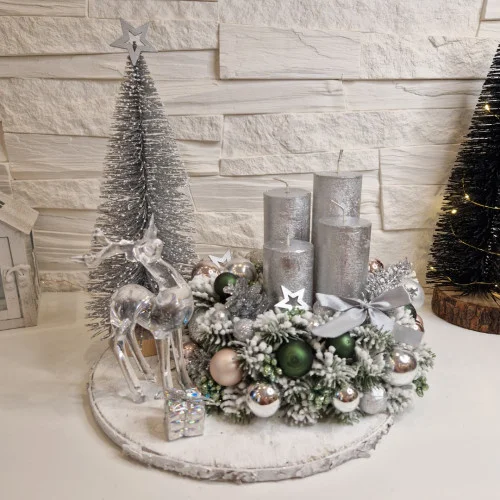 Adventný veniec s čírym sobom a LED stromčekom, strieborný  - 30 cm