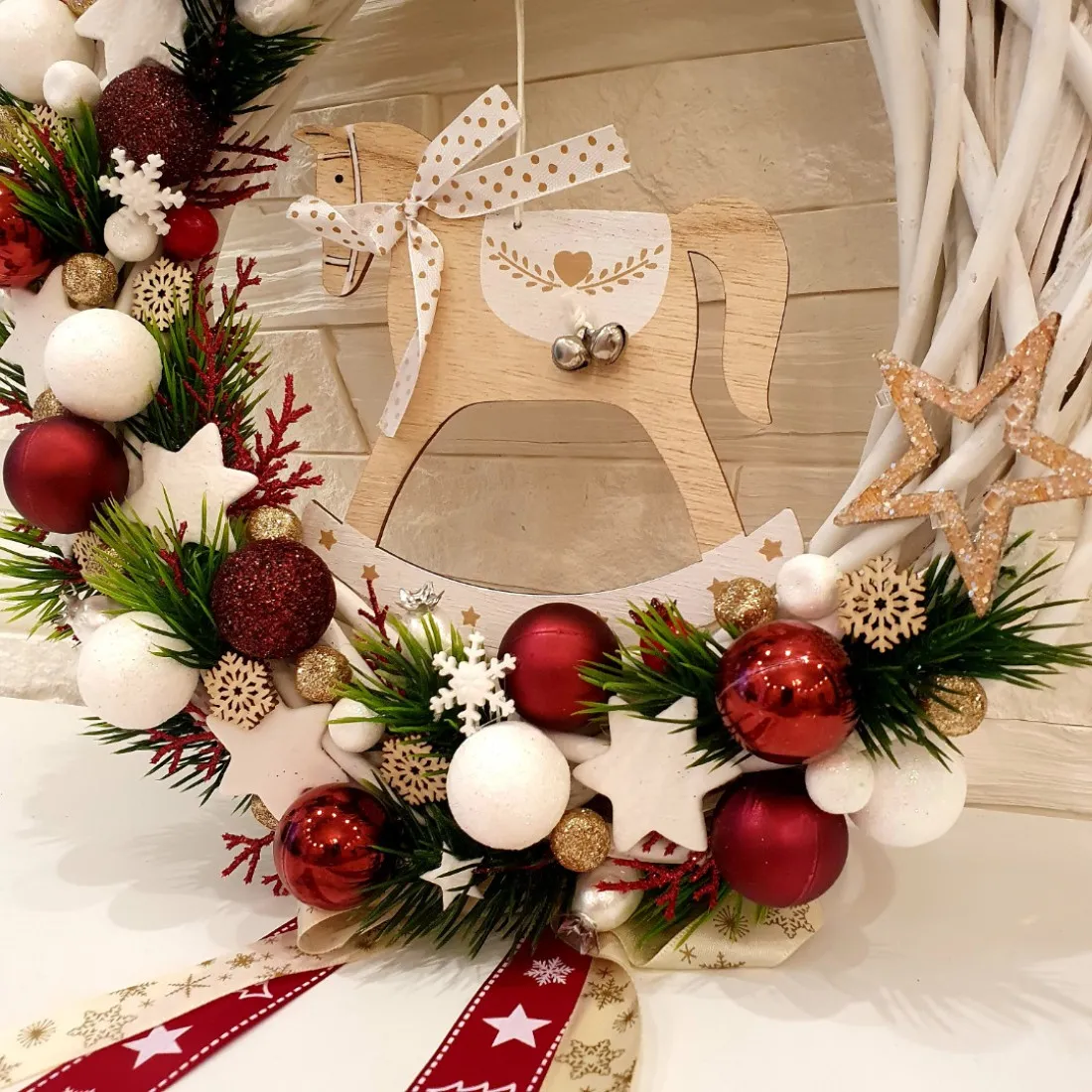 Adventní věnec na dveře s koníkem, červený 28 cm