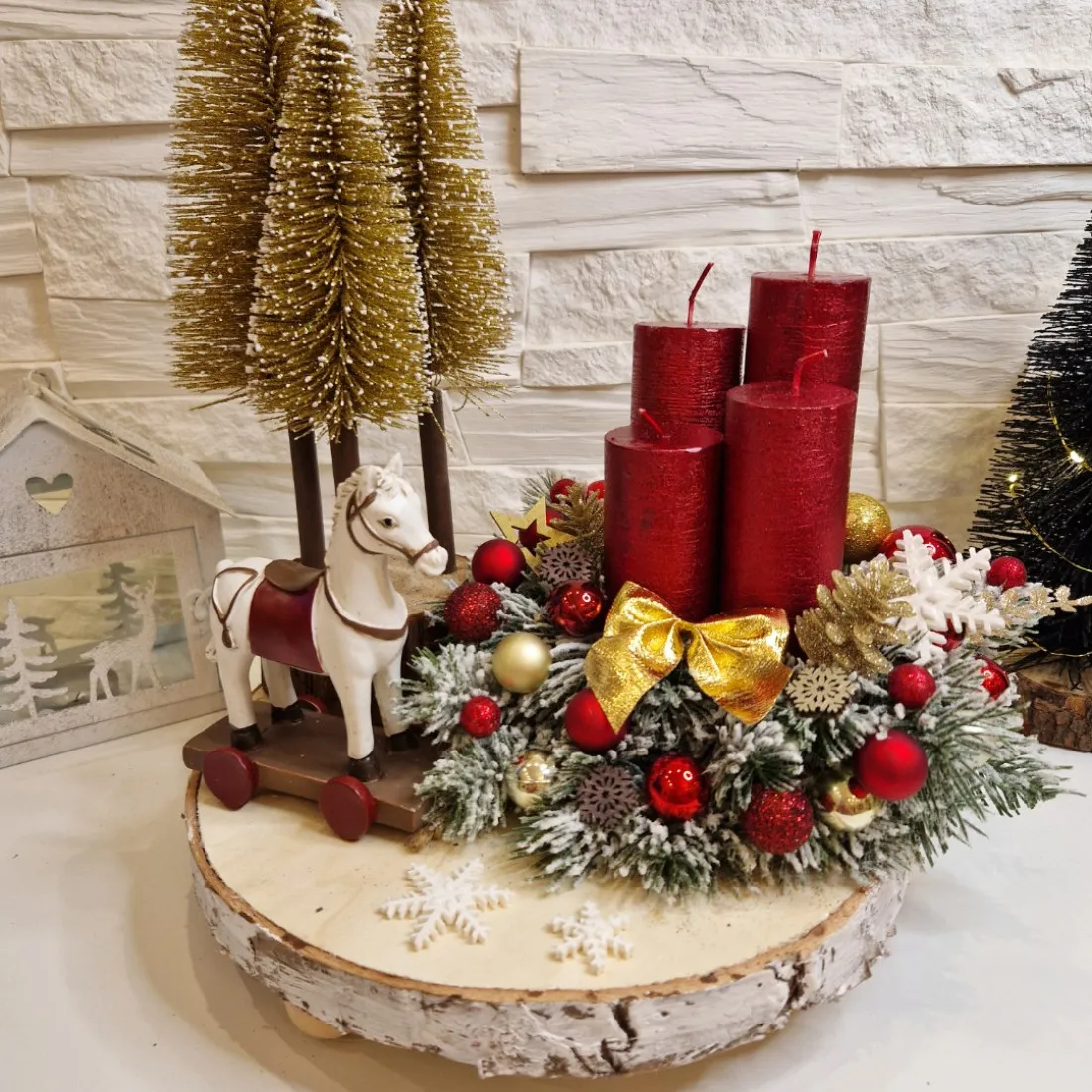 Adventní věnec s koníkem - červený 30 cm