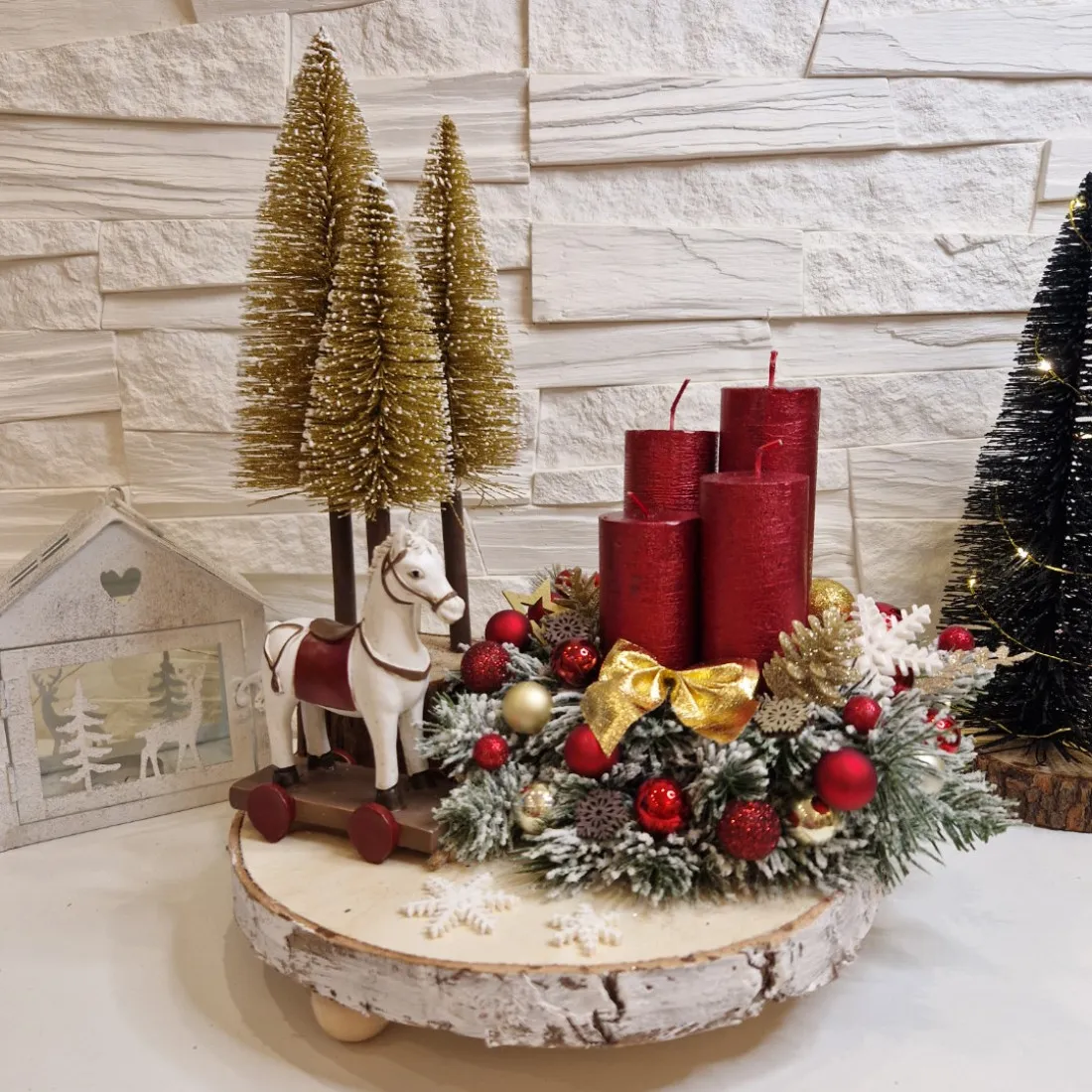 Adventní věnec s koníkem - červený 30 cm