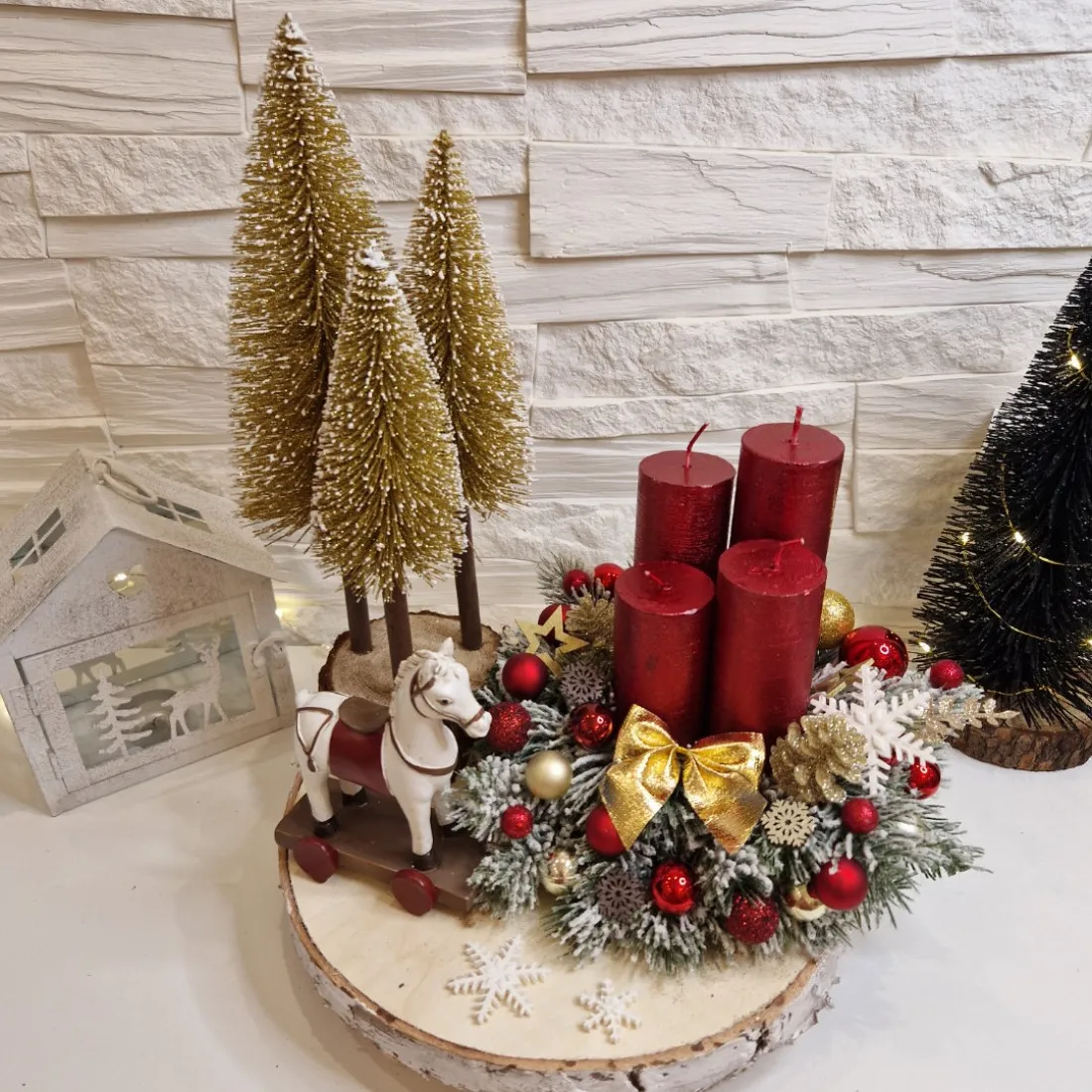 Adventní věnec s koníkem - červený 30 cm