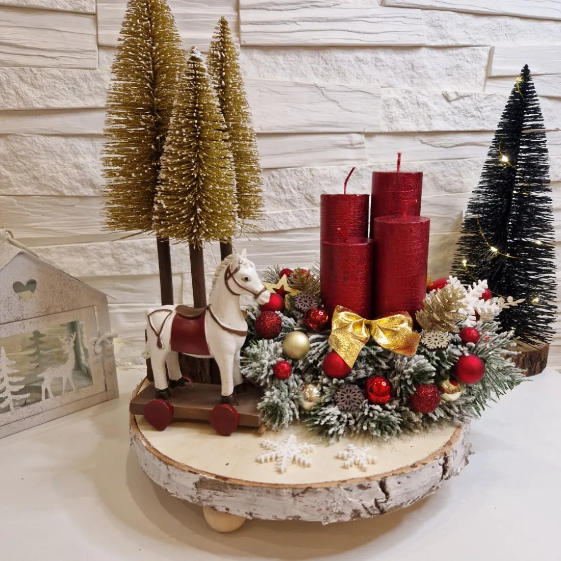 Adventní věnec s koníkem - červený 30 cm