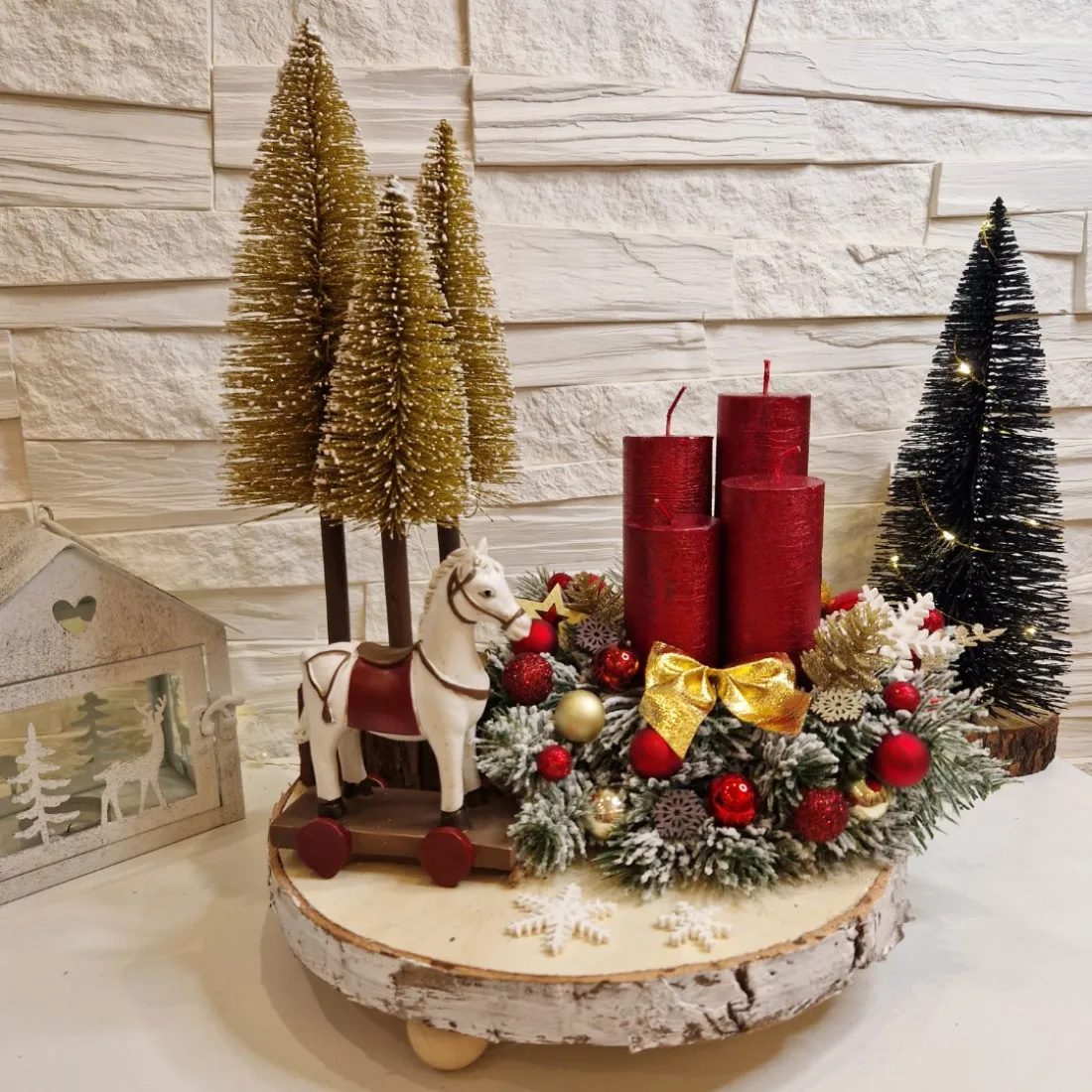 Adventní věnec s koníkem - červený 30 cm