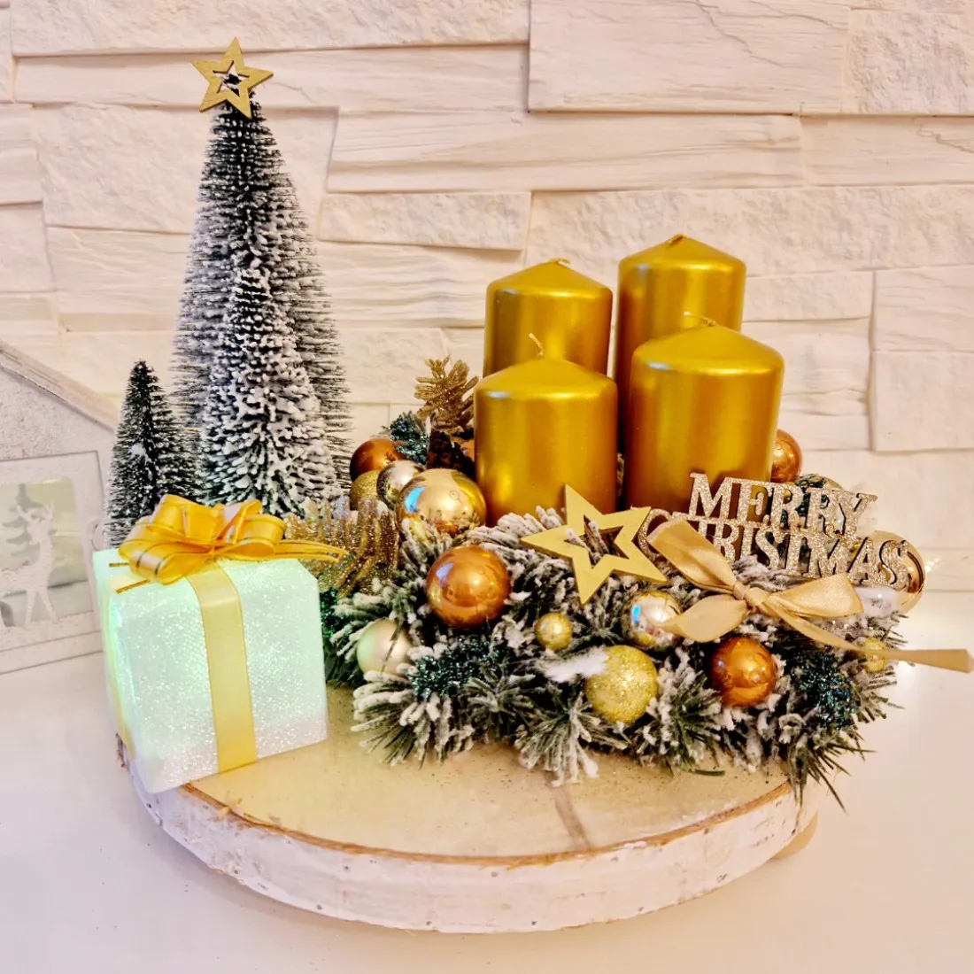 Adventní věnec s LED dárkem - zlatý 25 cm