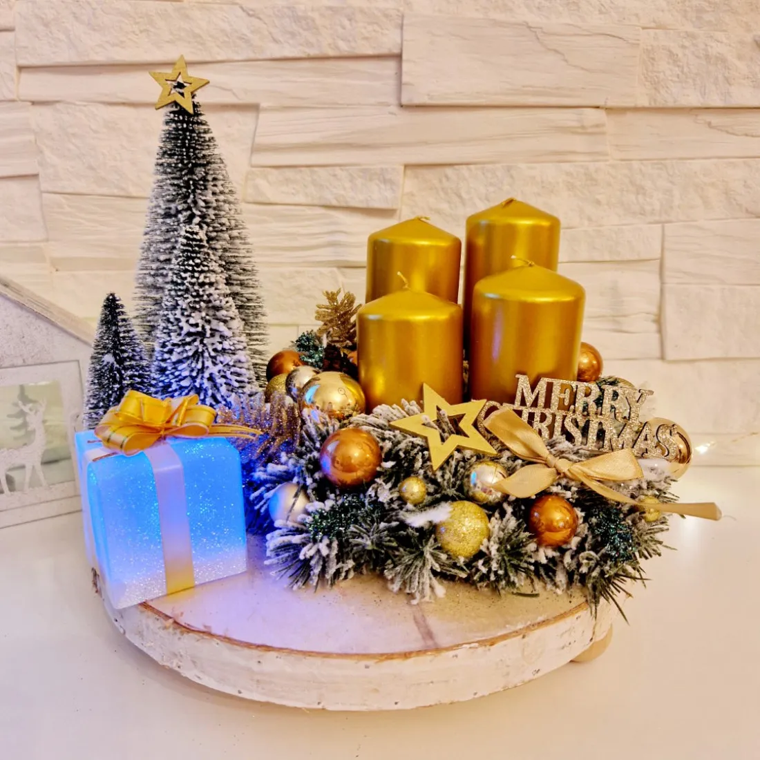 Adventní věnec s LED dárkem - zlatý 25 cm