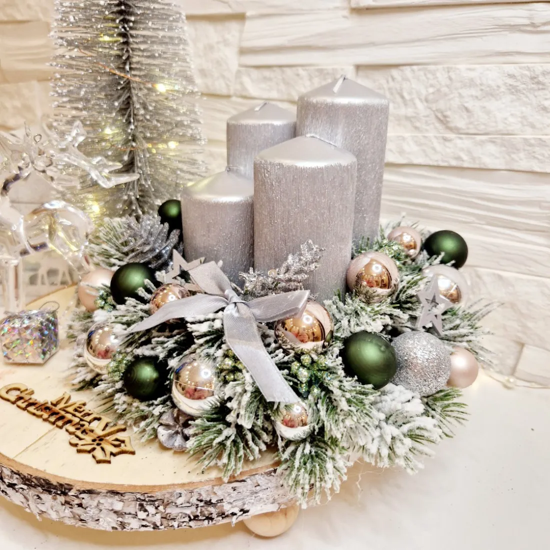 Adventný veniec s LED stromčekom - strieborný 30 cm