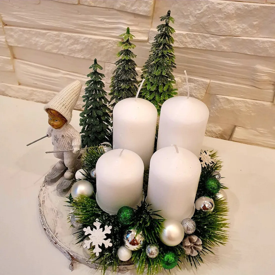 Adventní věnec s lyžařem 20,5 cm