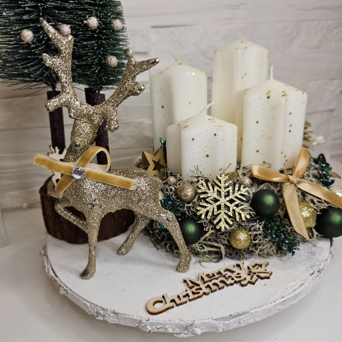 Adventný veniec so sobom a stromčekom, zlatý  - 28 cm