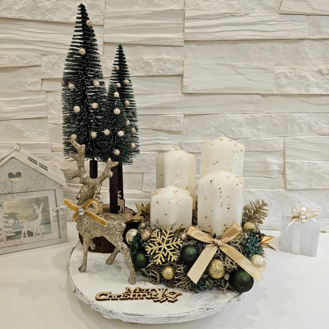 Adventný veniec so sobom a stromčekom, zlatý  - 28 cm