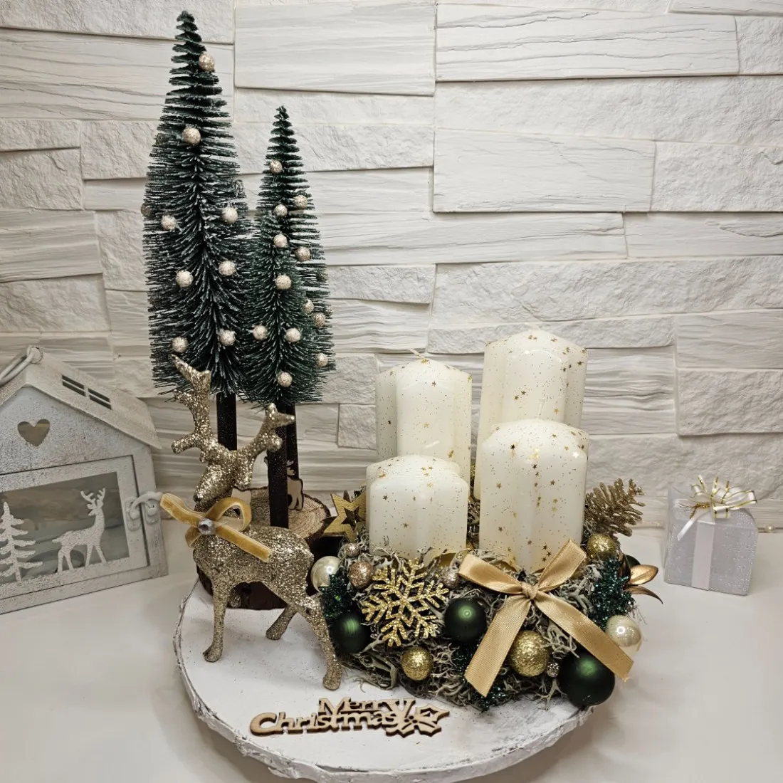 Adventný veniec so sobom a stromčekom, zlatý  - 28 cm