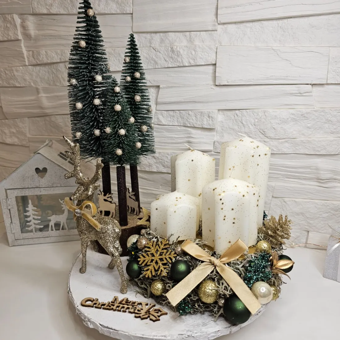 Adventný veniec so sobom a stromčekom, zlatý  - 28 cm