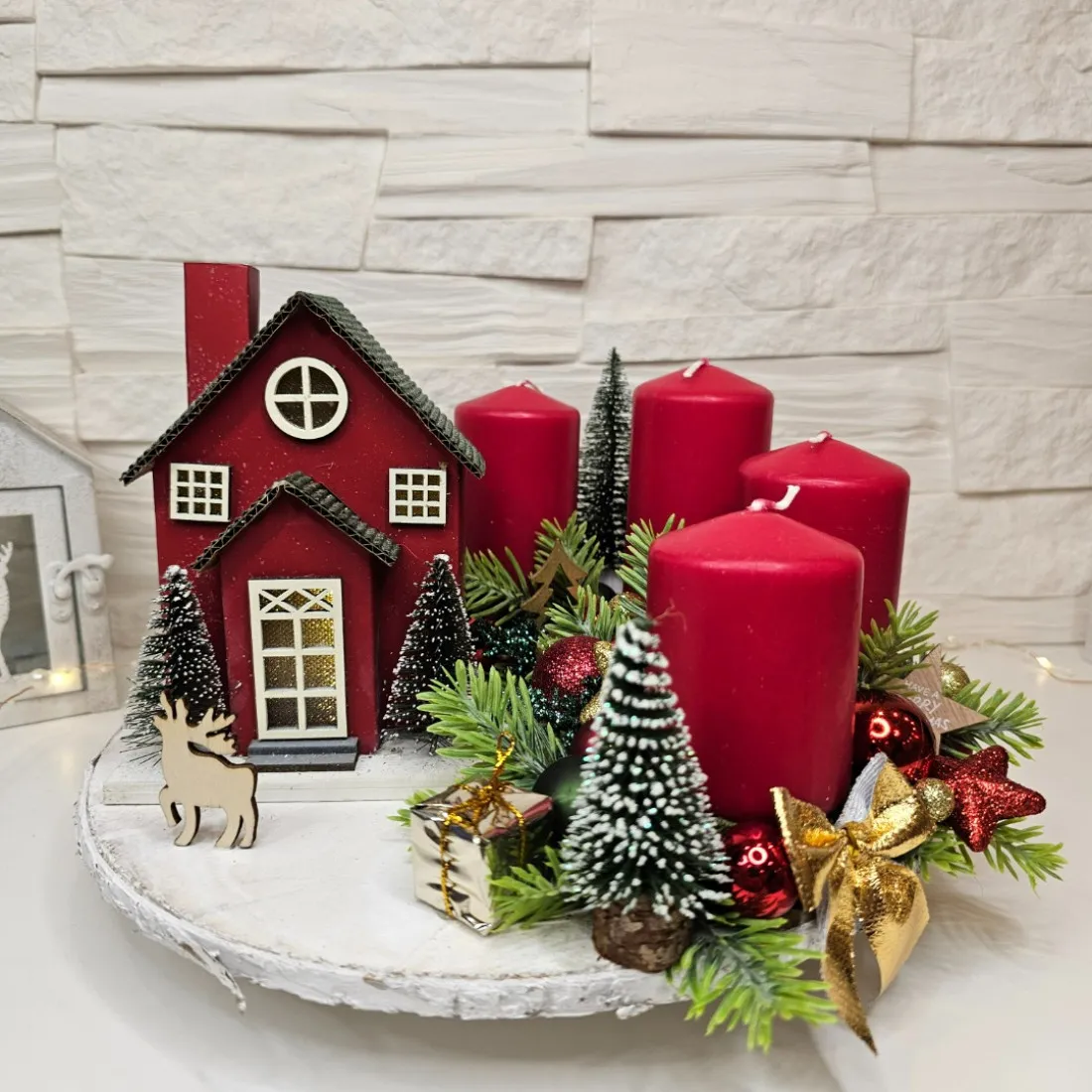 Adventný veniec so svietiacim domčekom, 25 cm