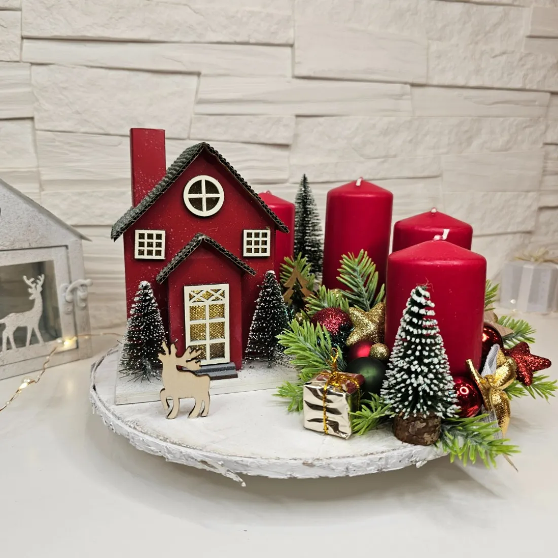 Adventný veniec so svietiacim domčekom, 25 cm