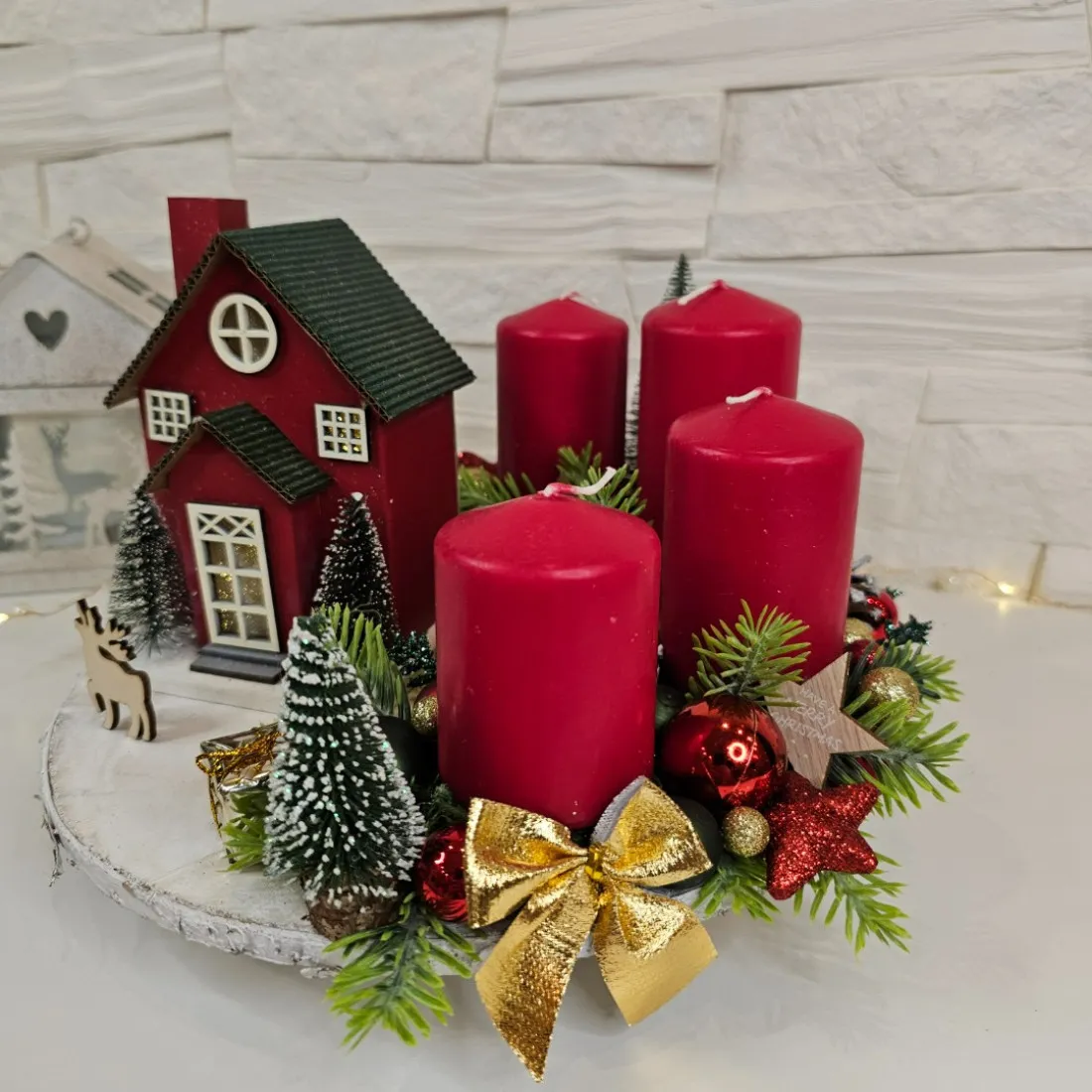 Adventný veniec so svietiacim domčekom, 25 cm