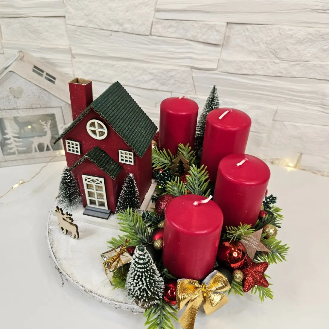 Adventný veniec so svietiacim domčekom, 25 cm