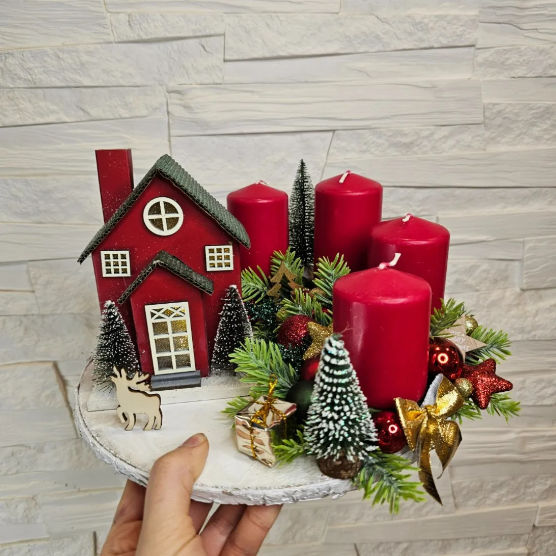 Adventný veniec so svietiacim domčekom, 25 cm