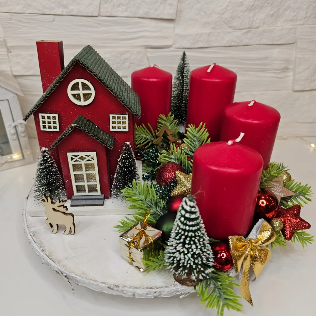 Adventný veniec so svietiacim domčekom, 25 cm