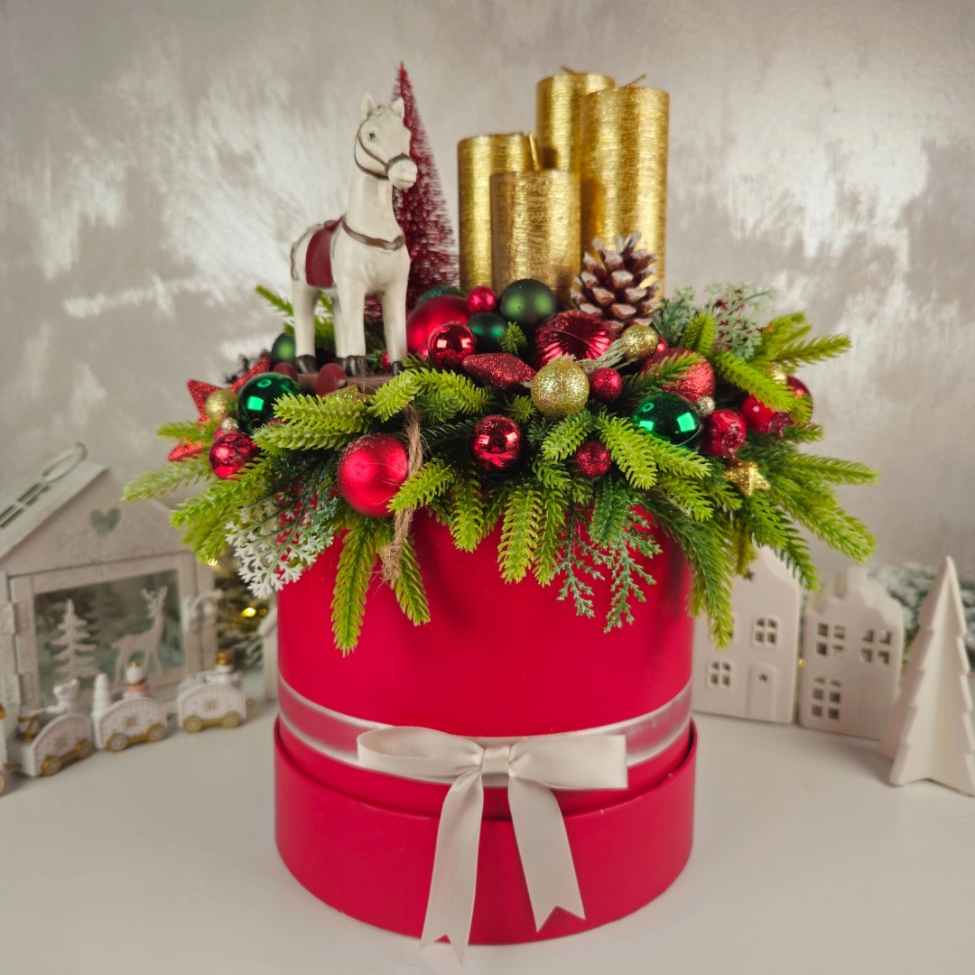 Adventný veniec v boxe s hojdacím koníkom 37 cm - červený